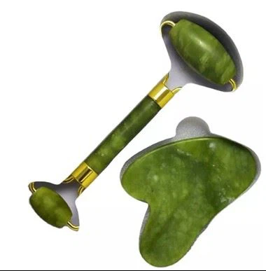 Žalias nefrito ritinėlis ir gua sha su dėžute